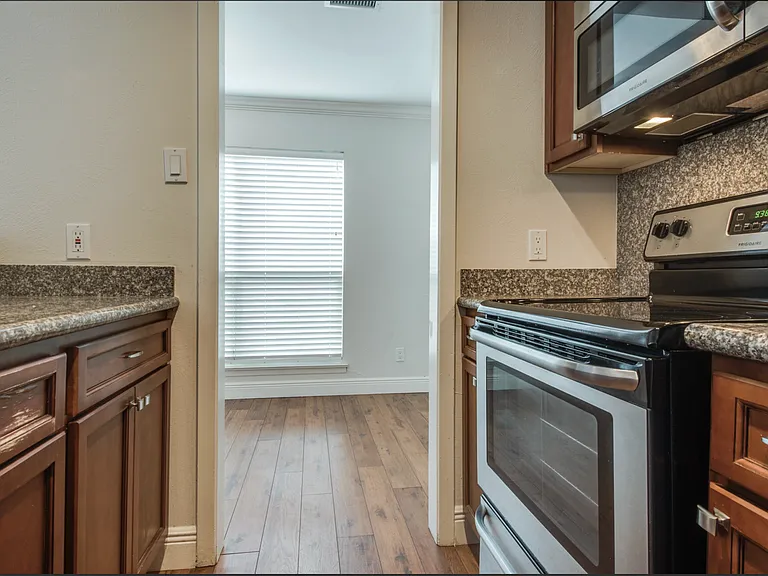 3907 Gilbert Ave — Photo 6