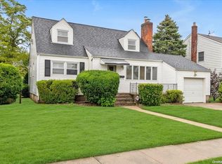 9 Shelley Ct, Plainview, NY 11803