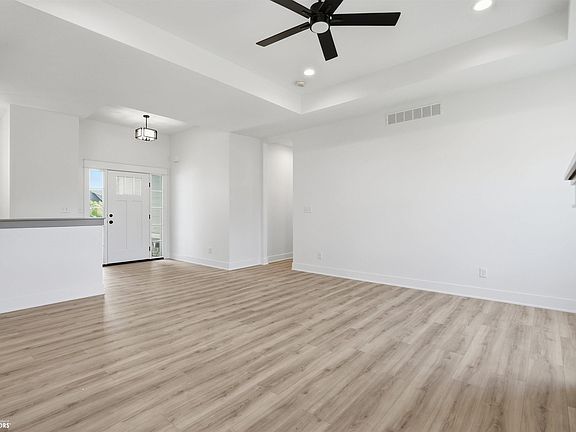 5th image of 2227 Green Leaf Cir