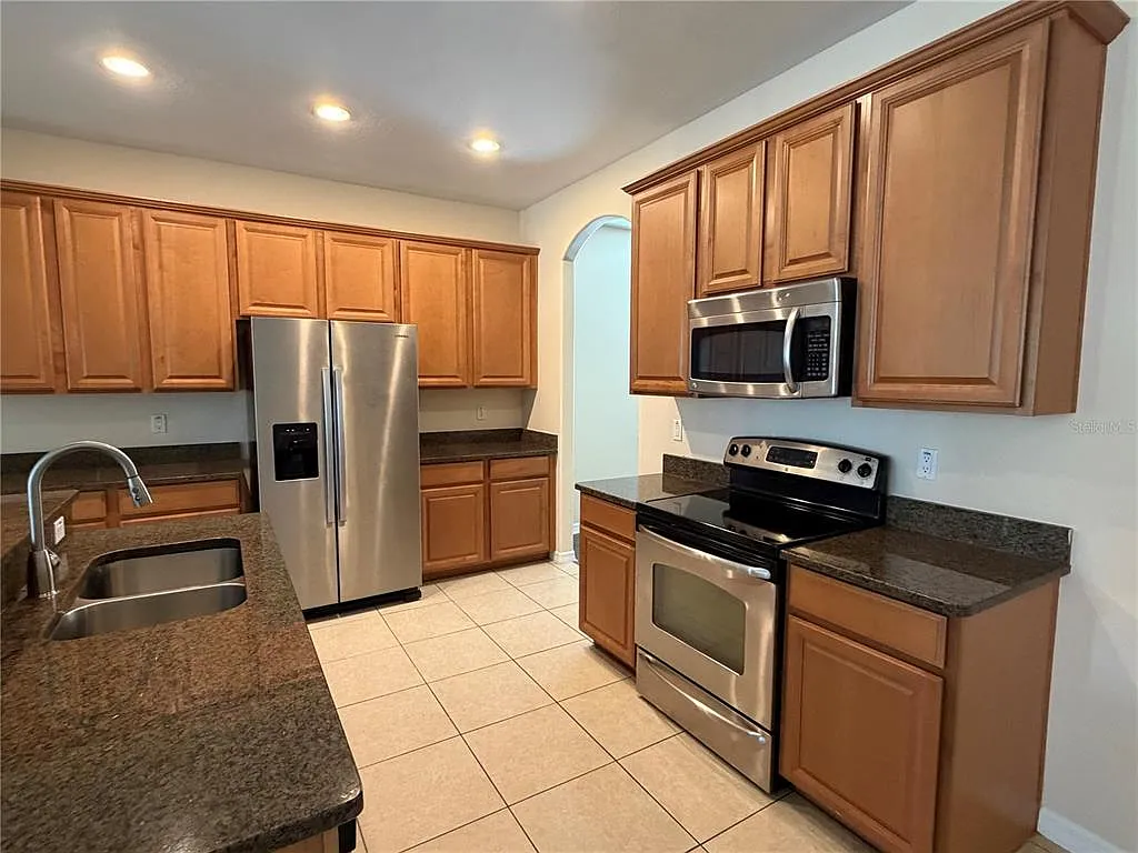 5 bed, 3.0 bath, 3184 sqft, $2,950 — Photo 3