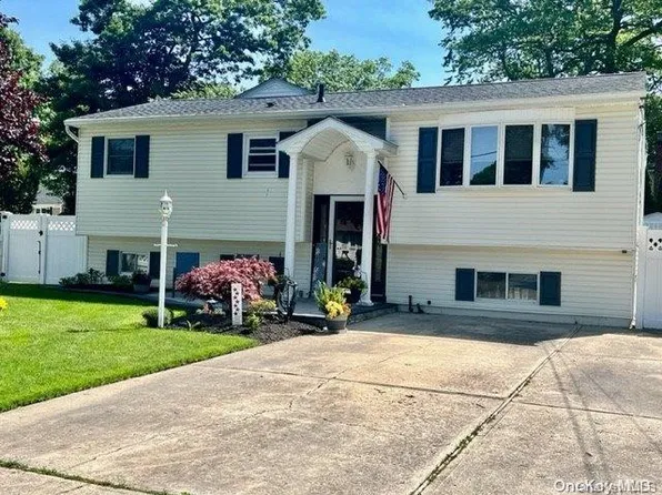 91 Chester Street, Lake Grove, NY 11755