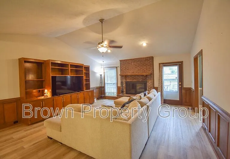 1651 Greenock Ave — Photo 4