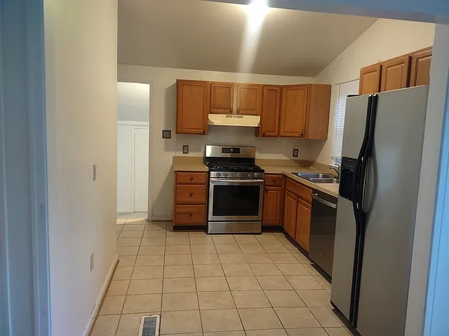 902 Russell Ct W — Photo 6