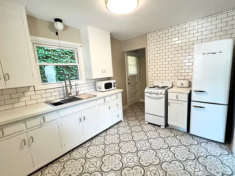 6110 Poppleton Ave — Photo 5