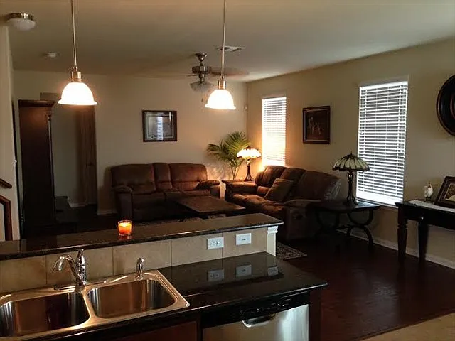 Beautiful Like New Home In Leander! — Photo 3