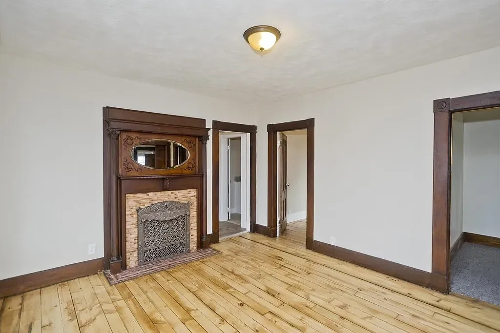 3 bed, 1048 sqft, $1,900 — Photo 3