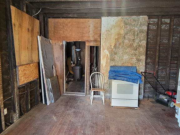 3rd image of 945 Philadelphia St