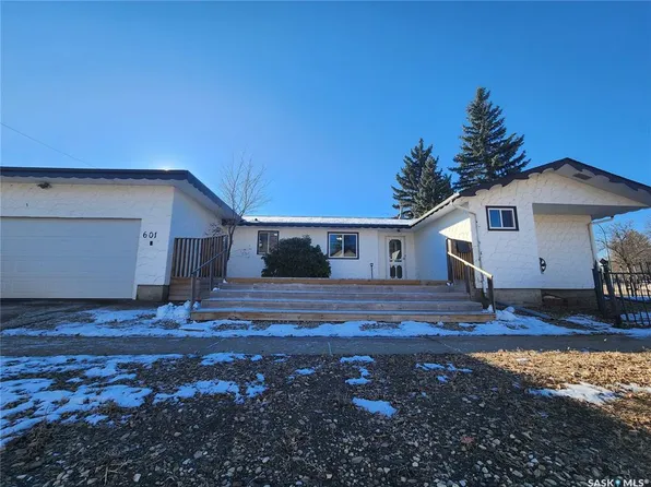 601 Centre STREET, Assiniboia, SK S0H 0B0