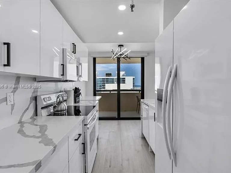 2555 Collins Avenue Cu #2200 — Photo 20