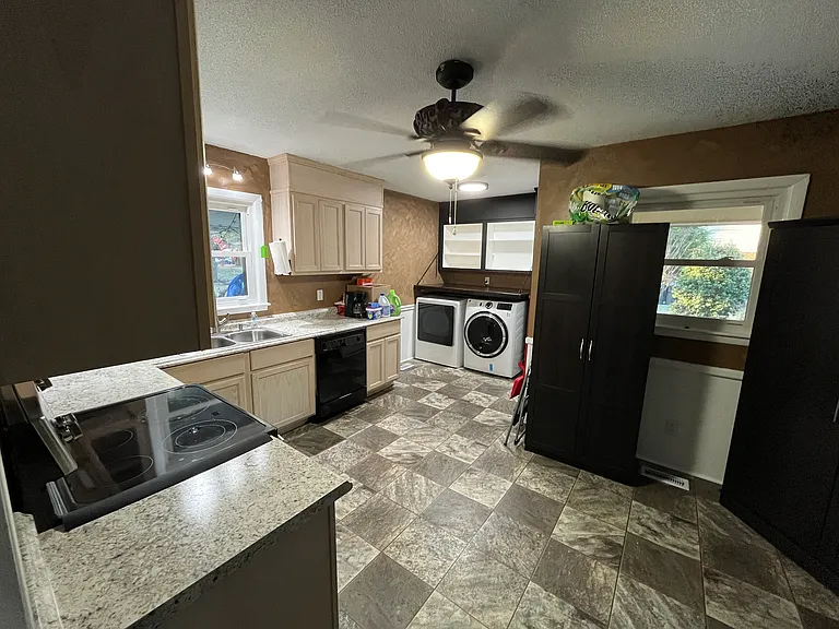 1208 Wentworth Pl — Photo 4