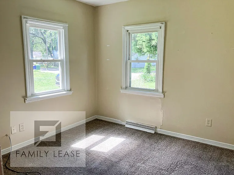 2985 E Division St — Photo 12