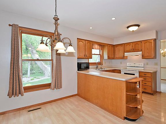 5th image of 412 Willow Creek Dr