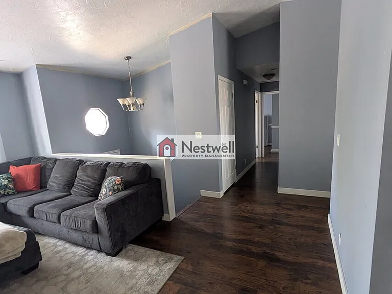 1637 W Crystal Ridge Dr — Photo 2
