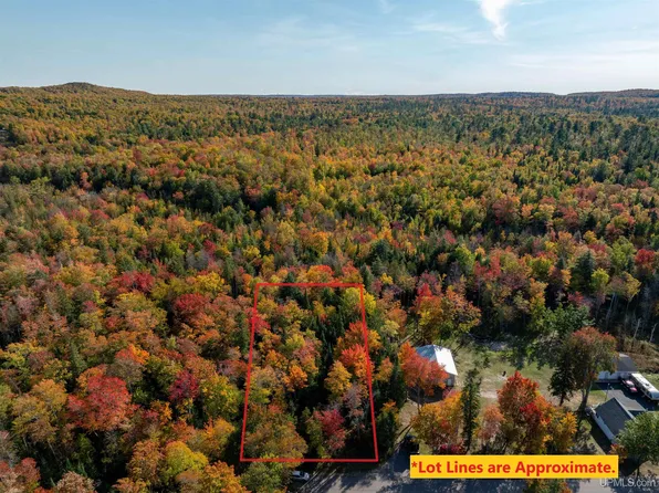 E8036 Jingle Bell Ln, Christmas, MI 49862