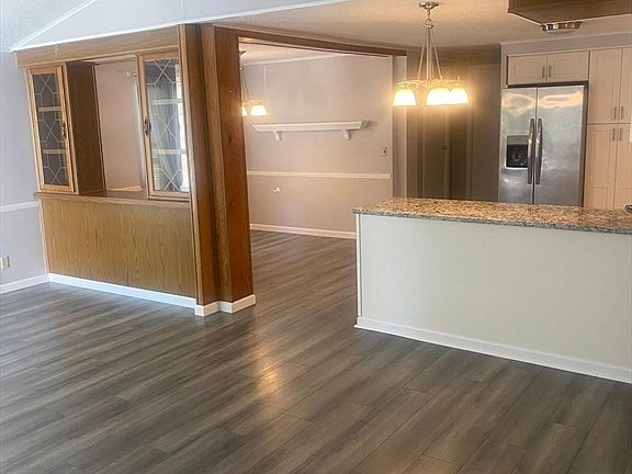3rd image of 18 Parkwood Dr