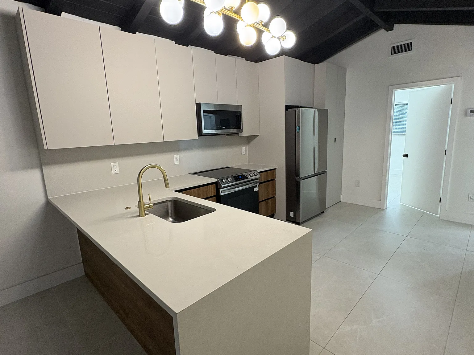 3 bed, 832 sqft, $3,300 — Photo 2