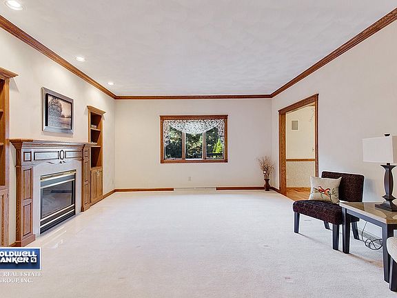 Spacious w/built-in bookcases