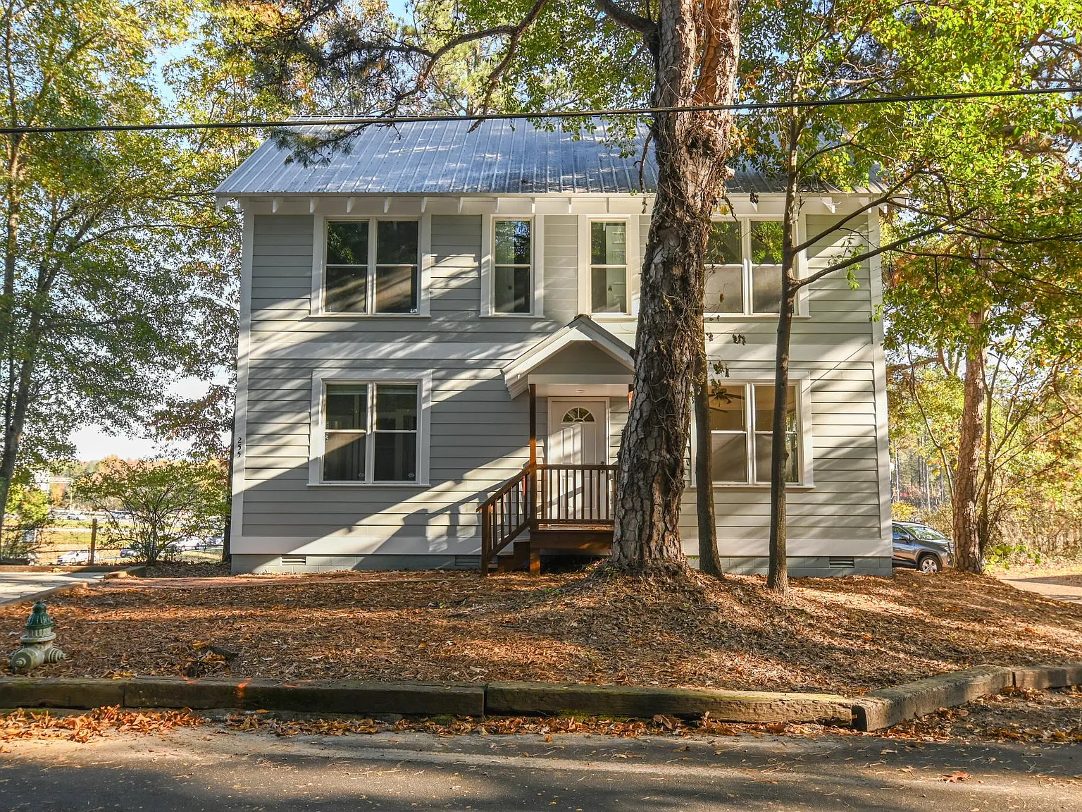 5 bed, 5.5 bath, 1990 sqft, $3,950 — Photo 2