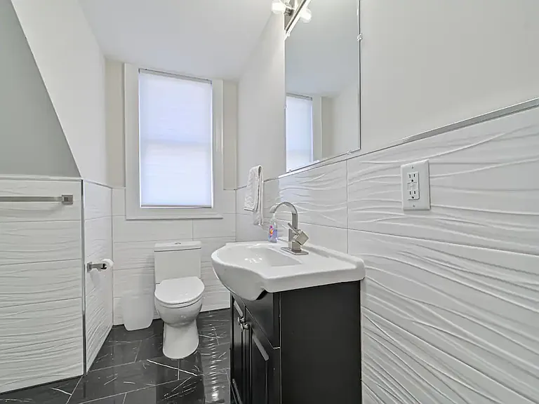107 S Austin Ave — Photo 24