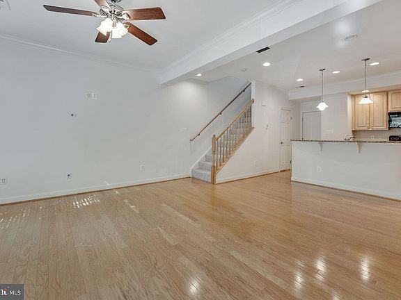 3rd image of 2560 Eastbourne Dr