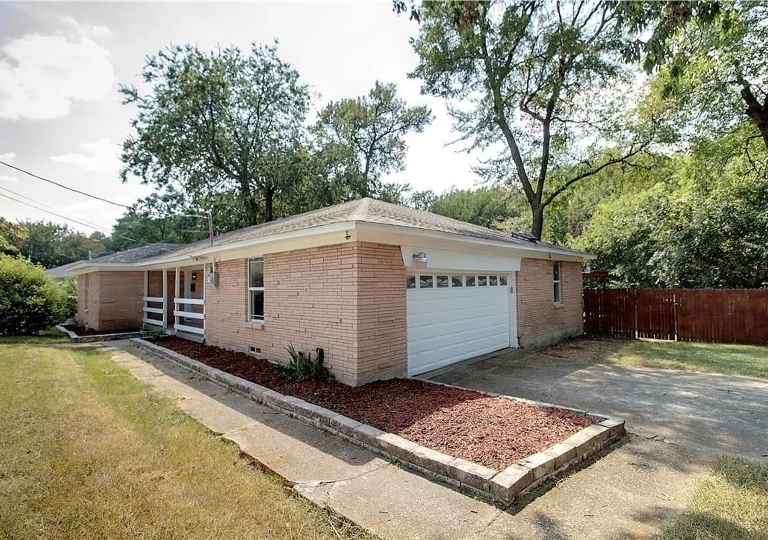 Welcome to this charming 3-bedroom, 2-bathroom home situated on a spacious lot in a convenient lo... — Photo 2