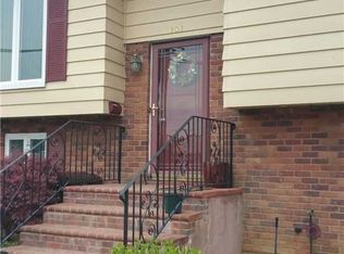 101 Greenway Dr, Farmingdale, NY 11735