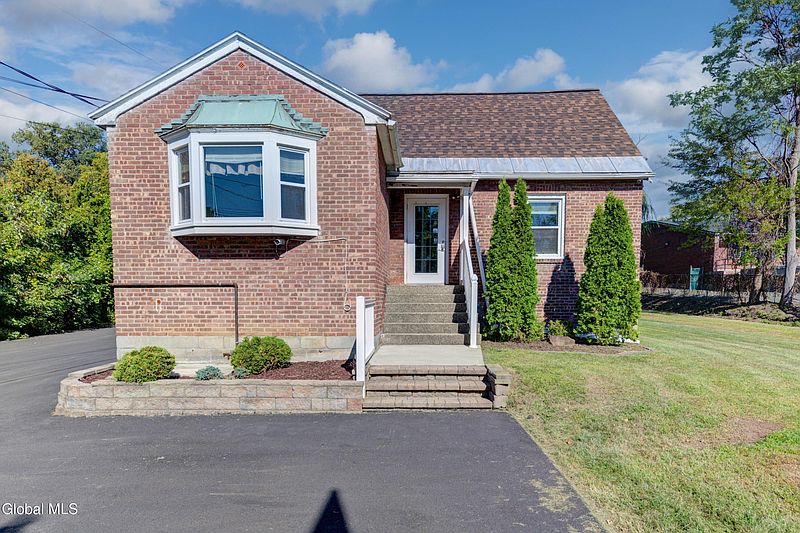 3rd image of 34 Russell Road