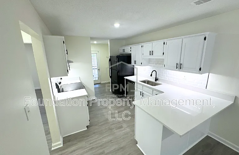1818 Winship Dr — Photo 6