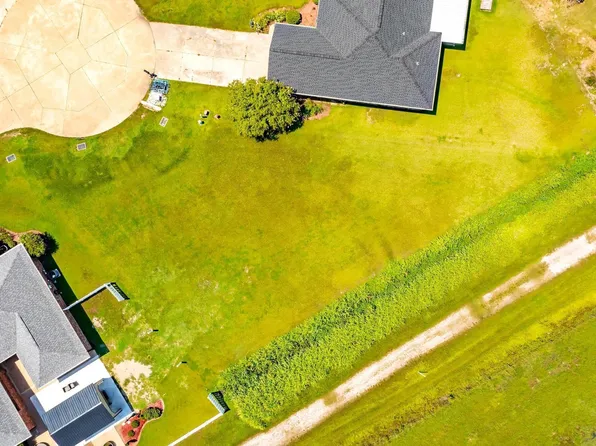 E 28th Pl, Larose, LA 70373