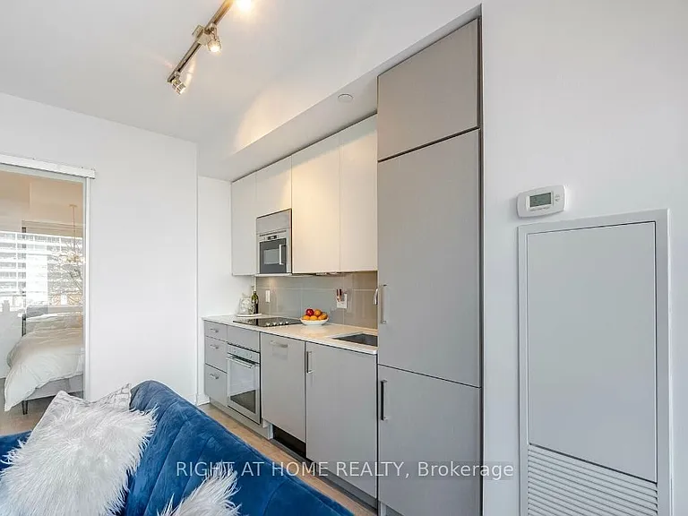17 Dundonald St #403 — Photo 20