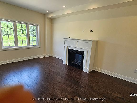 5th image of 152 Hawkins St