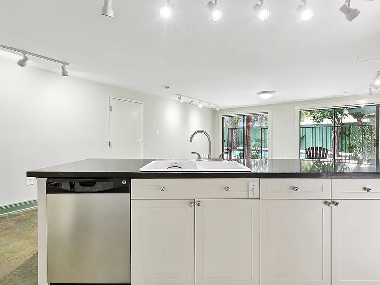 309 Opal St — Photo 8