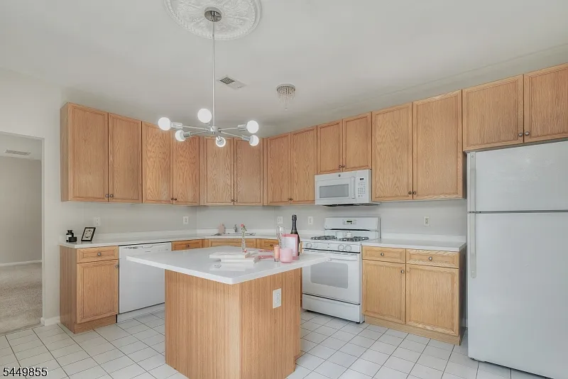 3 bed, 2.5 bath, 2466 sqft, $4,950 — Photo 2