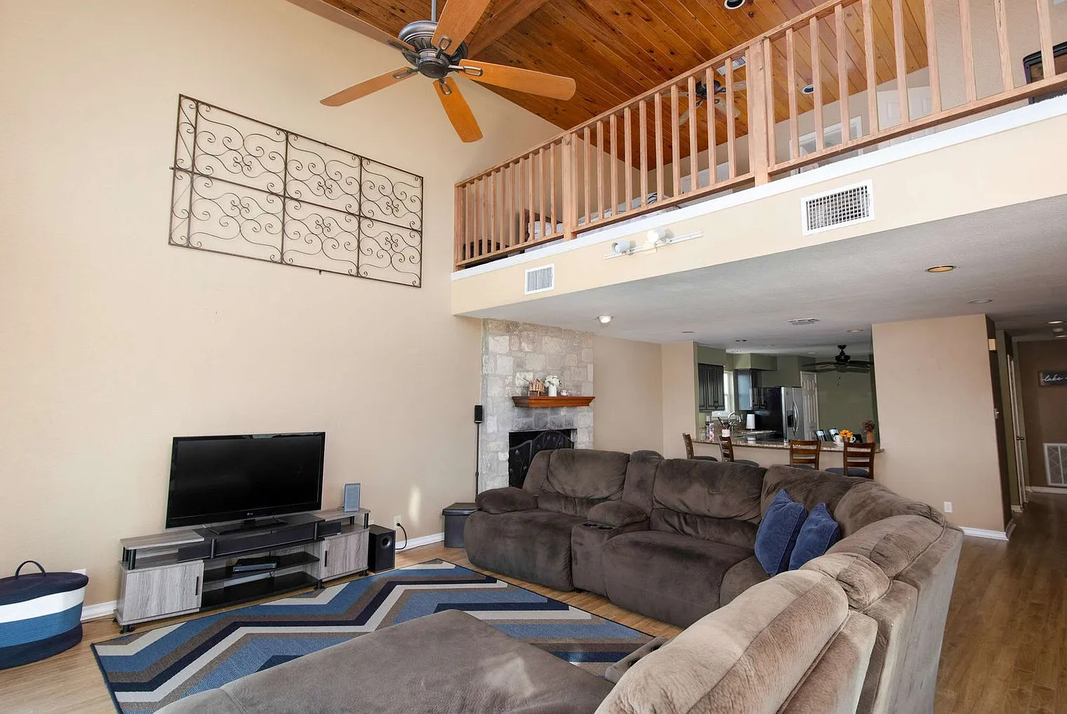 2 bed, 2.0 bath, 1829 sqft, $4,303 — Photo 2