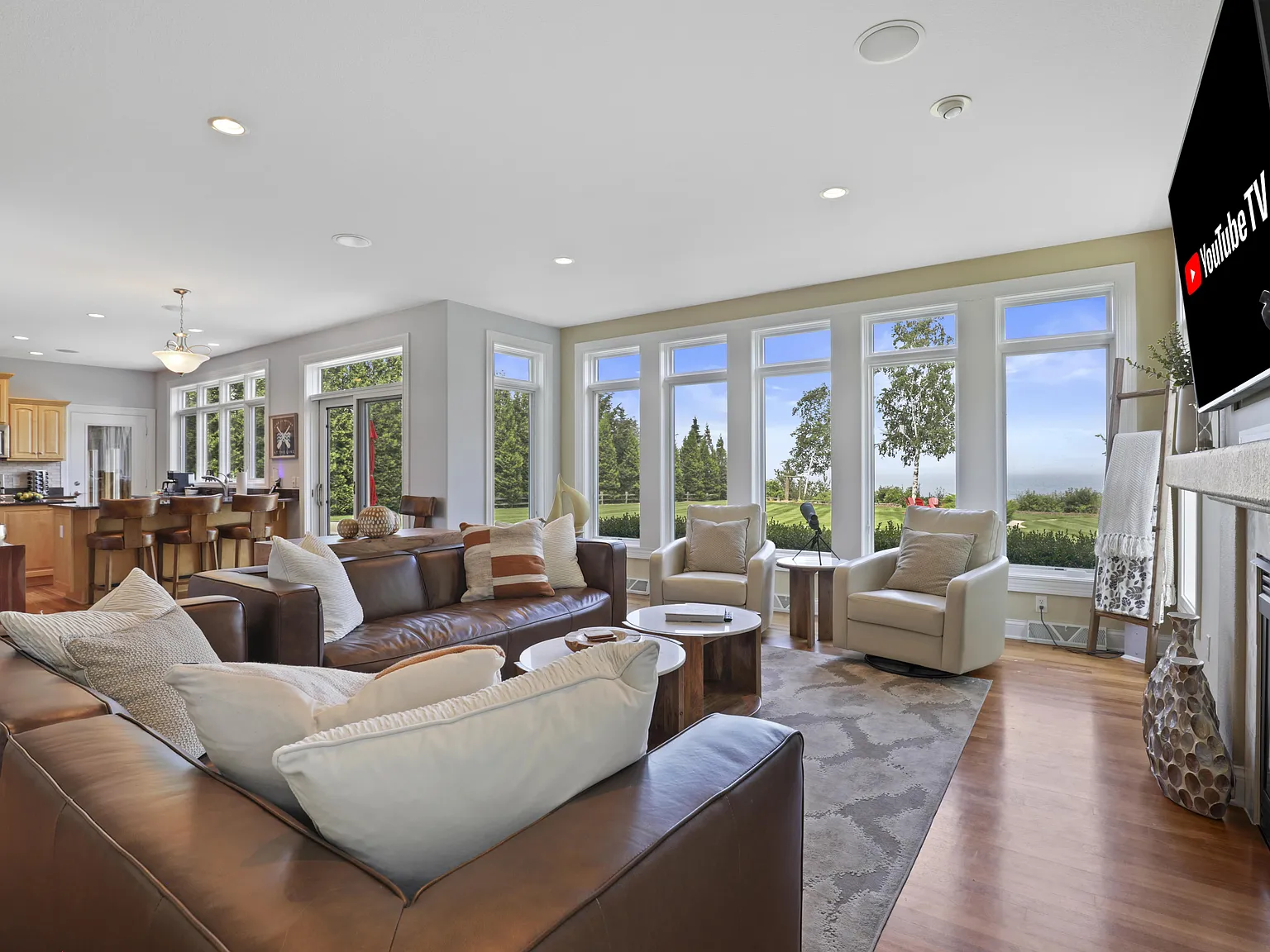 5 bed, 2.5 bath, 2700 sqft, $9,500 — Photo 3