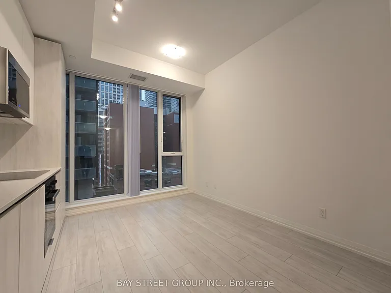 400 King St W #802 — Photo 7