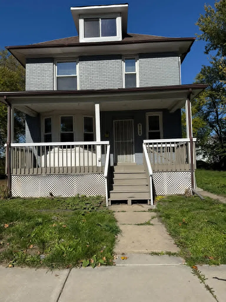 Very Large Colonial, Freshly Refinished — Photo 1