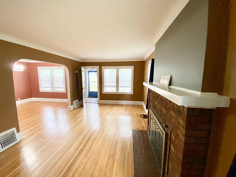 226 W Kent Rd — Photo 3