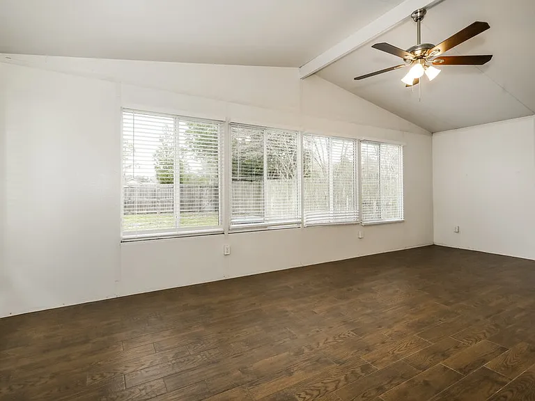 653 Staffordshire Dr E — Photo 8
