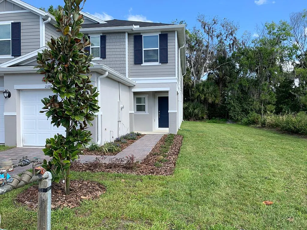 3 bed, 2.5 bath, 1685 sqft, $2,345 — Photo 2