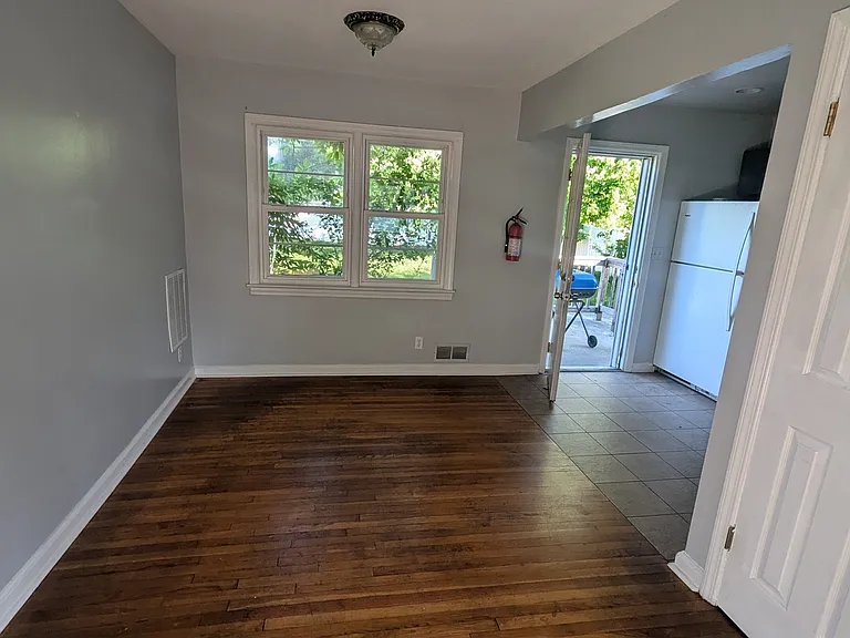 565 W 6th Ave — Photo 4