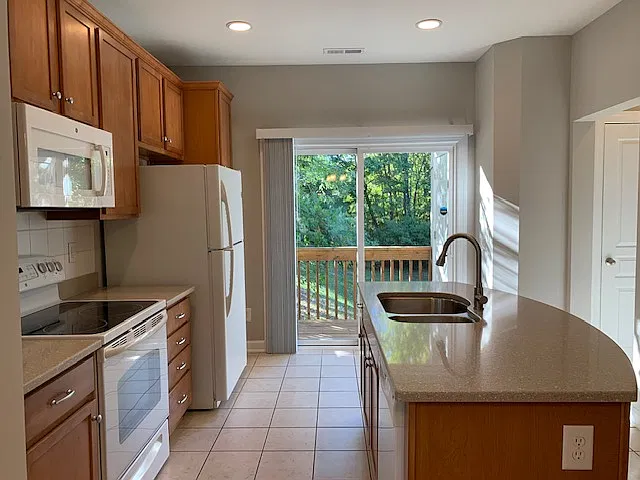 3 bed, 3.5 bath, 1800 sqft, $2,000 — Photo 2