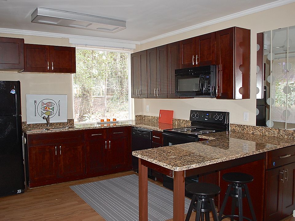 Kitchen: new granite, new cabinets, new appliances, lots of