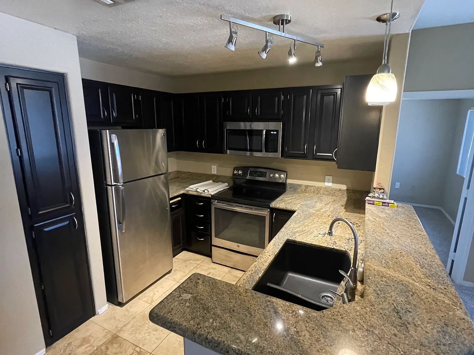 2 bed, 1037 sqft, $1,700 — Photo 1
