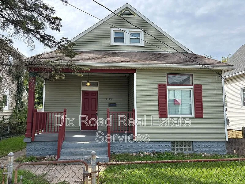 4 bed, 1.0 bath, 956 sqft, $1,375 — Photo 1