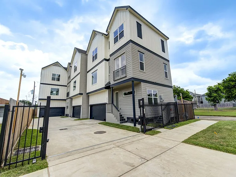 2310 Reinerman St — Photo 12