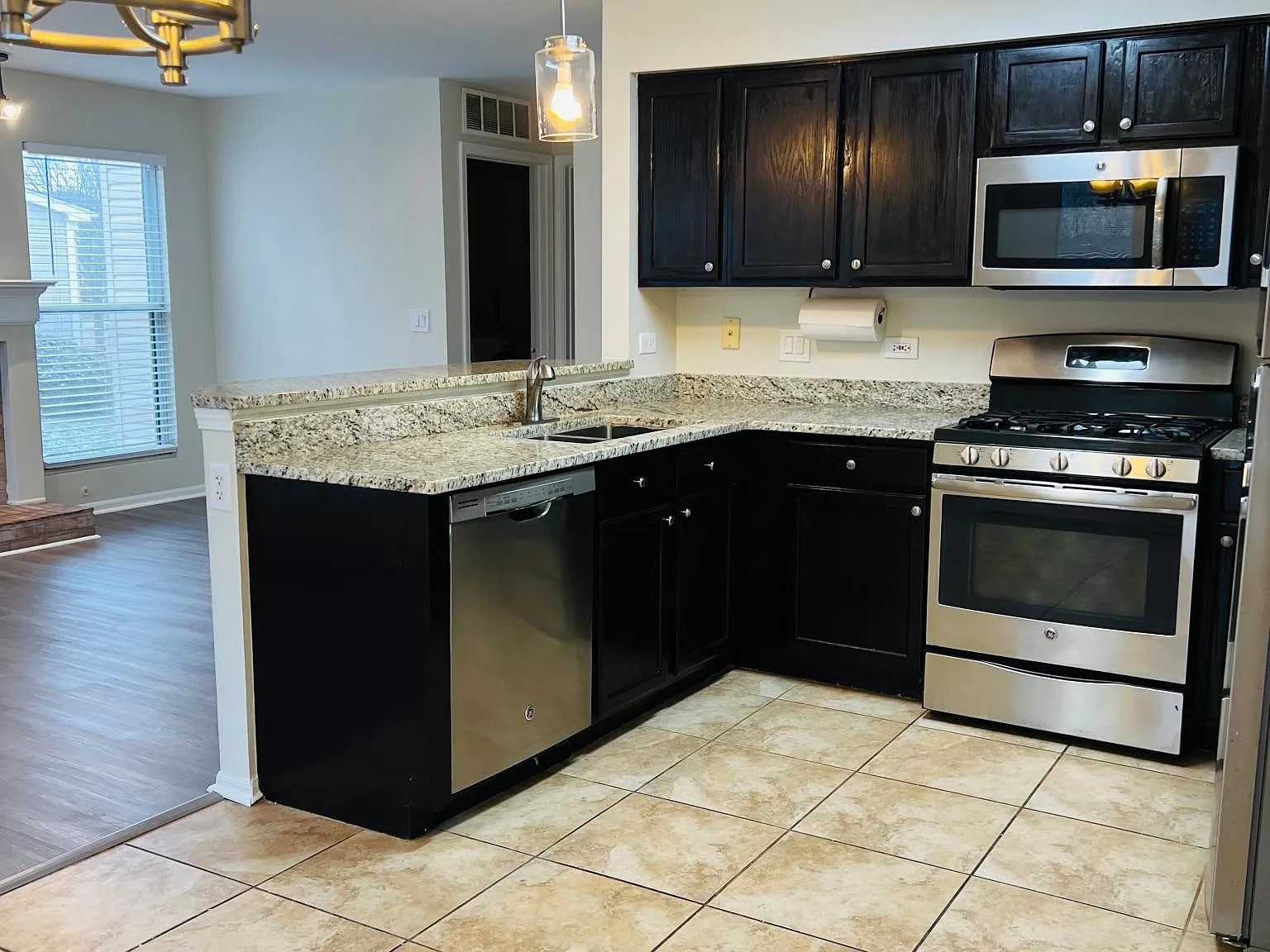 3 bed, 2.5 bath, 1800 sqft, $2,695 — Photo 4