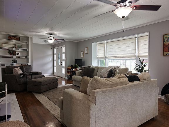 5th image of 809 4th Ave SW