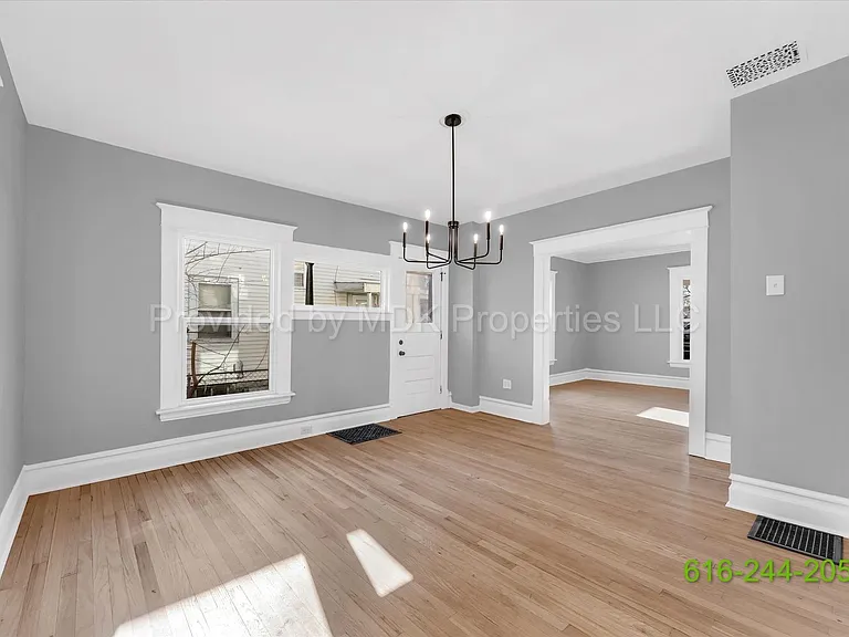 425 Woodlawn St SE — Photo 12