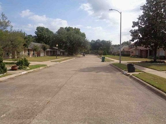 Exterior Neighborhood (street photo)